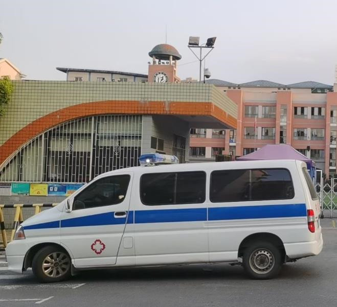 鹰手营子矿救护车出租护送骨折病人一公里多少钱