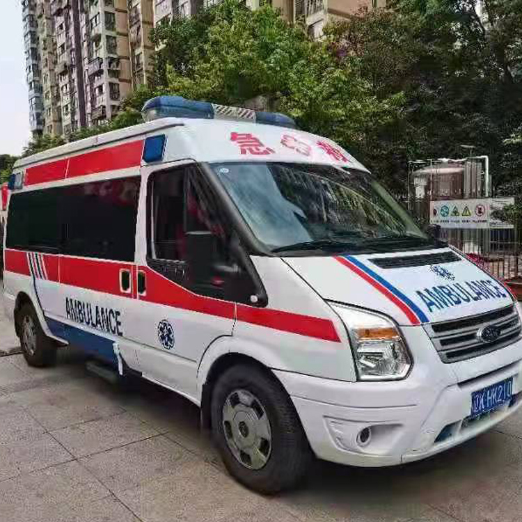 鹰手营子矿长途救护车护送病人返乡